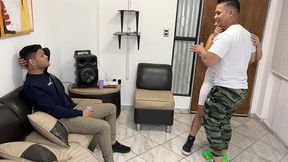 bailando con la esposa de mi amigo y aproveche para frotarle mi polla en su culo al frente de el ntr netorare