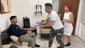 bailando con la esposa de mi amigo y aproveche para frotarle mi polla en su culo al frente de el ntr netorare