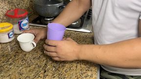 bailando con la esposa de mi amigo y aproveche para frotarle mi polla en su culo al frente de el ntr netorare