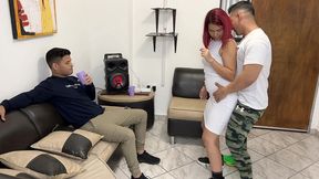 bailando con la esposa de mi amigo y aproveche para frotarle mi polla en su culo al frente de el ntr netorare