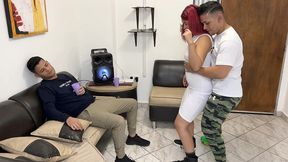 bailando con la esposa de mi amigo y aproveche para frotarle mi polla en su culo al frente de el ntr netorare