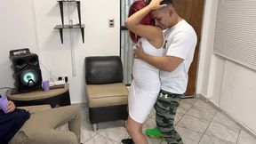 bailando con la esposa de mi amigo y aproveche para frotarle mi polla en su culo al frente de el ntr netorare