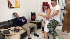 bailando con la esposa de mi amigo y aproveche para frotarle mi polla en su culo al frente de el ntr netorare