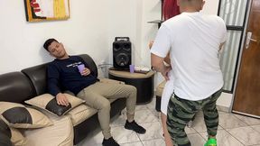 bailando con la esposa de mi amigo y aproveche para frotarle mi polla en su culo al frente de el ntr netorare