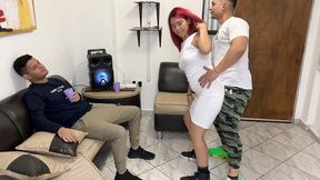 bailando con la esposa de mi amigo y aproveche para frotarle mi polla en su culo al frente de el ntr netorare