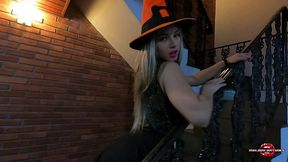 den deilige lille heksen melody antunes koste seg pa halloween med eddie fra iron maiden og hadde med seg triks og godbiter, glad halloween!