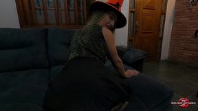 den deilige lille heksen melody antunes koste seg pa halloween med eddie fra iron maiden og hadde med seg triks og godbiter, glad halloween!