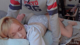 男はパンティーを履いたかわいい大きなお尻の痴女をアナルファックし、アナルオーガズムを与える