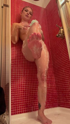 Italian Slut Takes Shower and Squirts