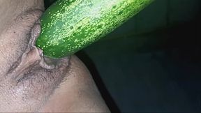 สาวสวยชาวเอเชียช่วยตัวเองด้วยการเอาแตงกวาแหย่หี