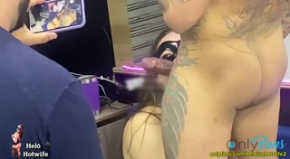 Wife has Sex with the Tattoo Artist in Front of her Cuckold Hushband Parte 02