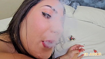 FUDENDO E FUMANDO UMA SUPER GATA