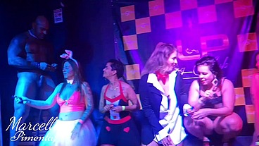 Rolou orgia no palco da boate!