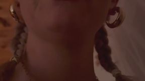 Foxy kommt aus dem Badezimmer