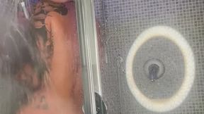 Zietta nuda in doccia: Ti becco che mi spii e ti sottometto coi piedi!