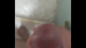 Arrecho en el ba&ntilde_o paja y leche