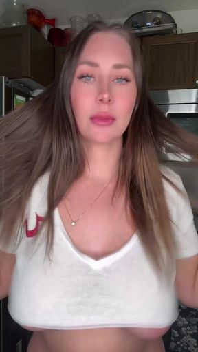 Amateur on OnlyFans shows big tits