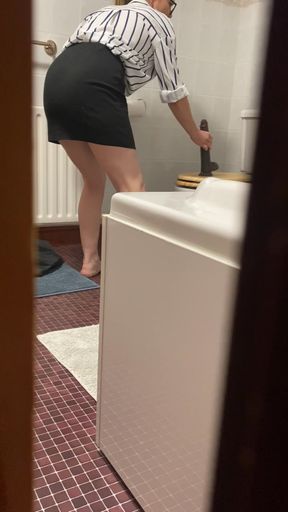 Filming step mother in the bathroom