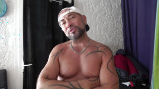 Młody, wytatuowany Francuz Jerome James bierze głębokie gardło i anal w gorącej perspektywie najlepszej przyjaciółki