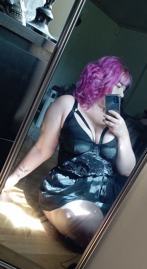 BBW FoxyPrincess fingers herself