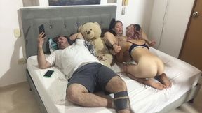 Me folo a mi mejor amiga junto a mi sugar daddy.