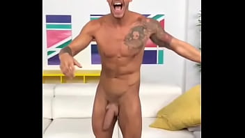 chris diamond saltando desnudo