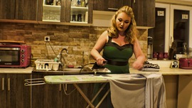 50's Housewife 4K UHD\n