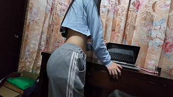 Laura receives the computer technician without money and he charges him hard follandola.