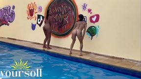 tomando banho de piscina pelada com minha melhor amiga branquinha