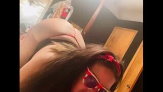ออรัลเซ็กส์แบบลึก – มุมมองบุคคลที่หนึ่งของหญิงสาววัยกลางคน (MILF) ที่มีหน้าอกใหญ่และสะโพกใหญ่ สวมแว่นตา กำลังถูกอวัยวะเพศชายขนาดใหญ่สอดใส่