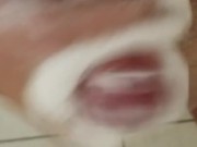 Se masturbando com sabonete e muita porra entre os dedos