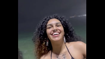 Novinha casada perde o telefone e vazam v&iacute_deos transando na praia de Ipanema arpoador
