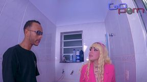 o cara chega por tras e fode a gostosa em cima da lavadora