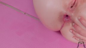 ritzy rain stretches her slutty butthole with toys, she take them from ass to mouth and lick her squirt in the end