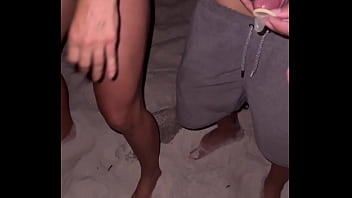 Belinha e sua busca por pirocas fez dogging na praia do Abric&oacute_