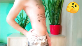 Giovani gay amatoriali si masturbano con grossi cazzi prima di un'intensa scopata creampie