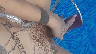 Sereia se masturbando na piscina
