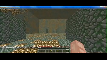 Jogando minecraft