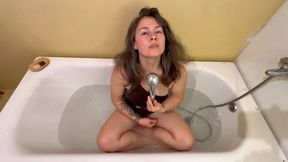 Charmy enjoin hot bathtab, washing hairs aV