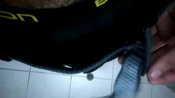 Mostrando pene en el ba&ntilde_o