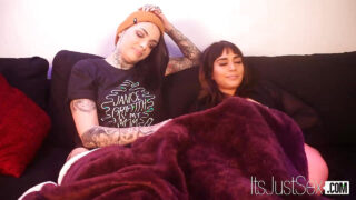 Leigh Raven und die großbusige Janice Griffith genießen tiefen Analverkehr von Raven.