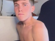 Twink con fimosis se masturba en publico por primera vez