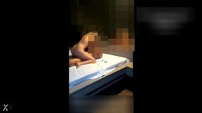 marido corno feliz vendo sua esposa sentando no poderoso