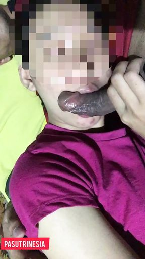 Left by her working husband, Binor sange cheated on her cock Brondong guy