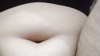 Cô gái điếm người Ấn Độ cởi đồ trêu chọc trước khi nuốt trọn dương vật và quan hệ tình dục qua đường hậu môn.