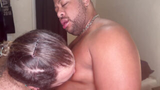 Медведь-любитель, пухлые парни трахаются в задницу