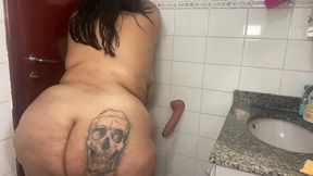 bbw se masturbou com seu brinquedo enorme no banheiro e mijou de tesao - mary jhuana