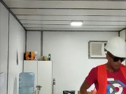paja en la oficina, con gente cerca