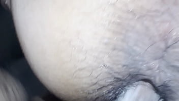 Su marido le habla y le dice que se va a quedar un rato m&aacute_s con sus amigos