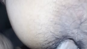 Su marido le habla y le dice que se va a quedar un rato m&aacute_s con sus amigos